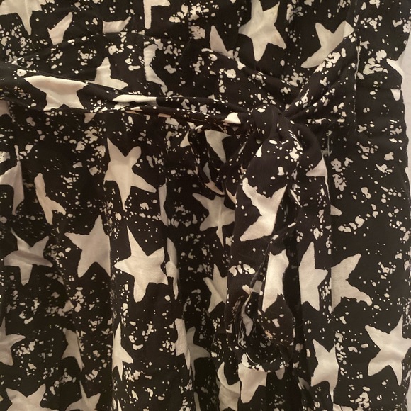 ♣️ 3/$20 RUMOR star deep v-neck romper - Picture 4 of 10